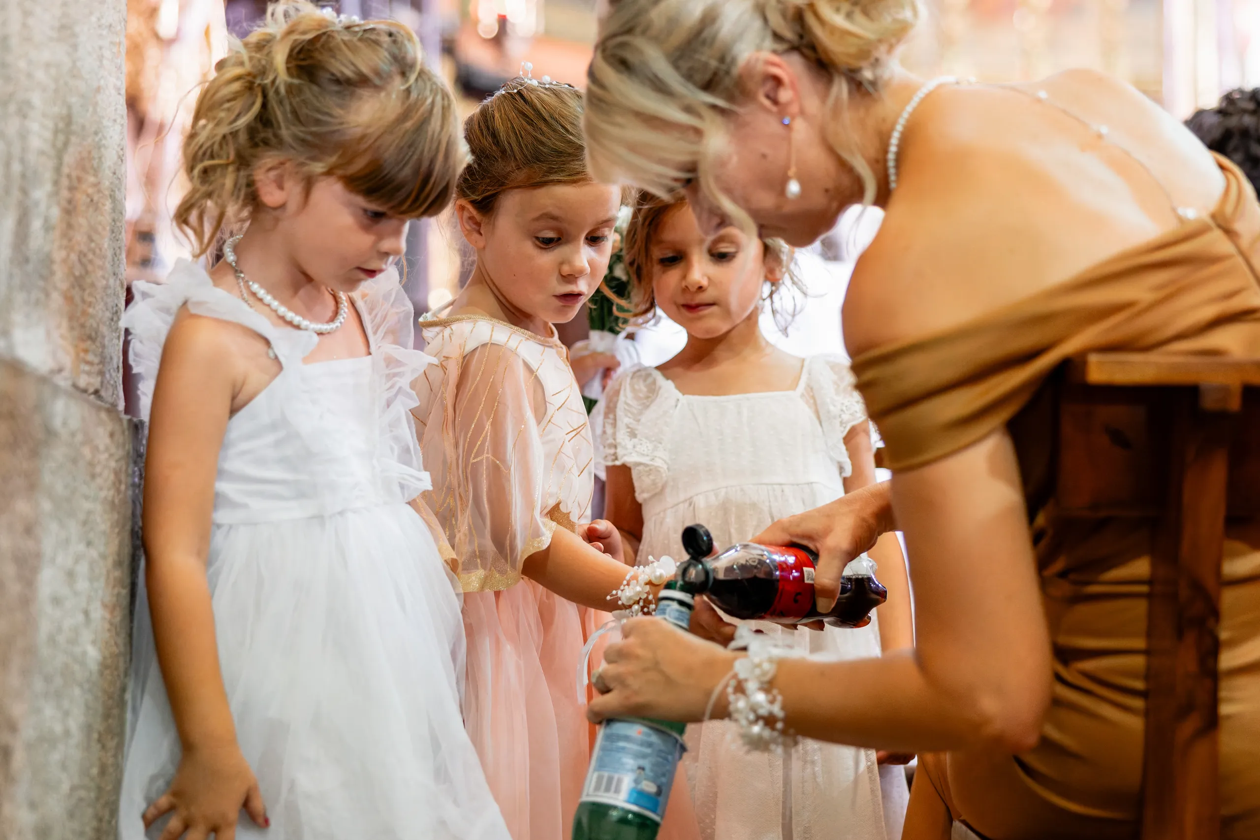 Enfants réunis pendant les préparatifs du mariage