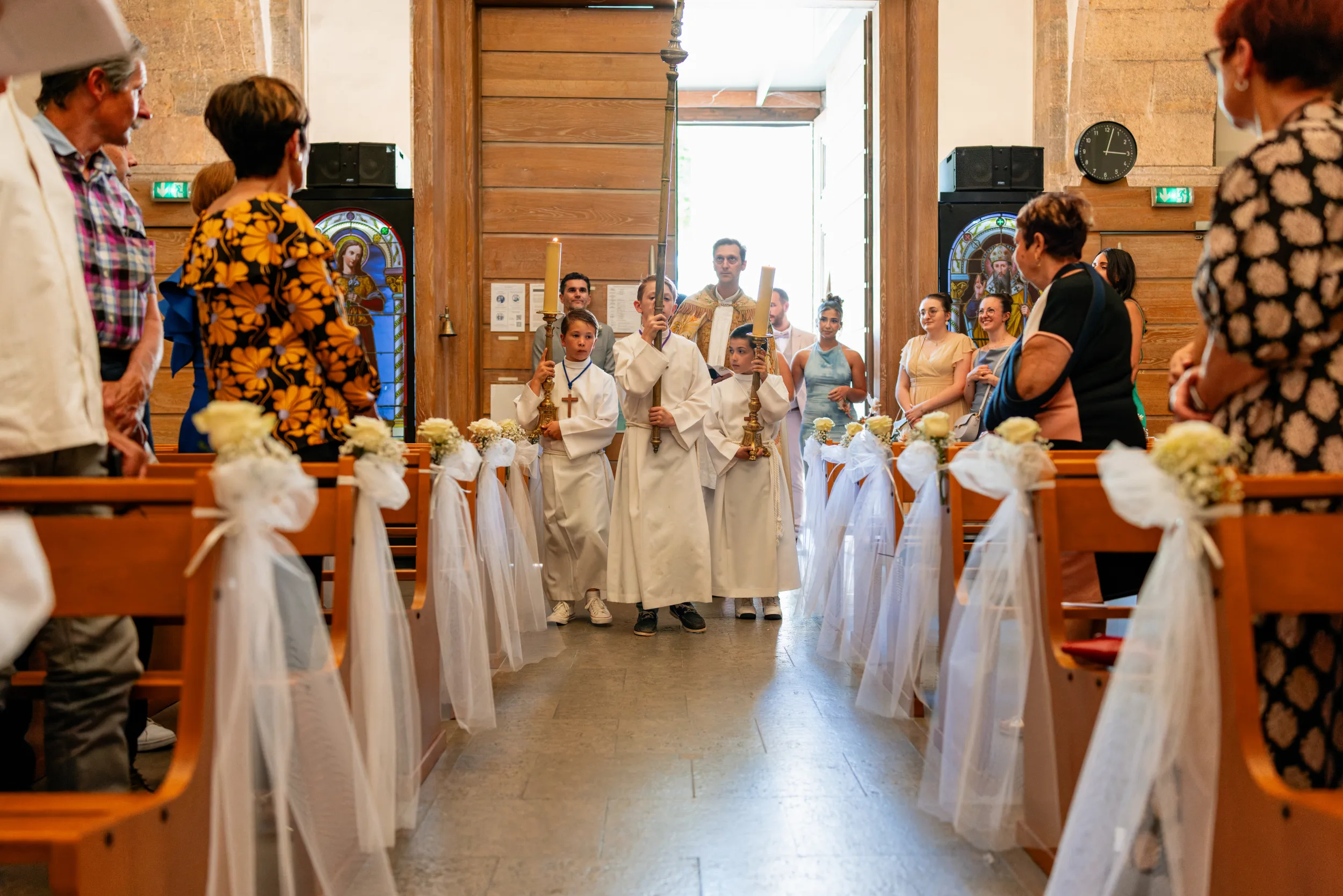 Enfants de choeur entrant dans l'église de La Farlède avant une cérémonie de mariage