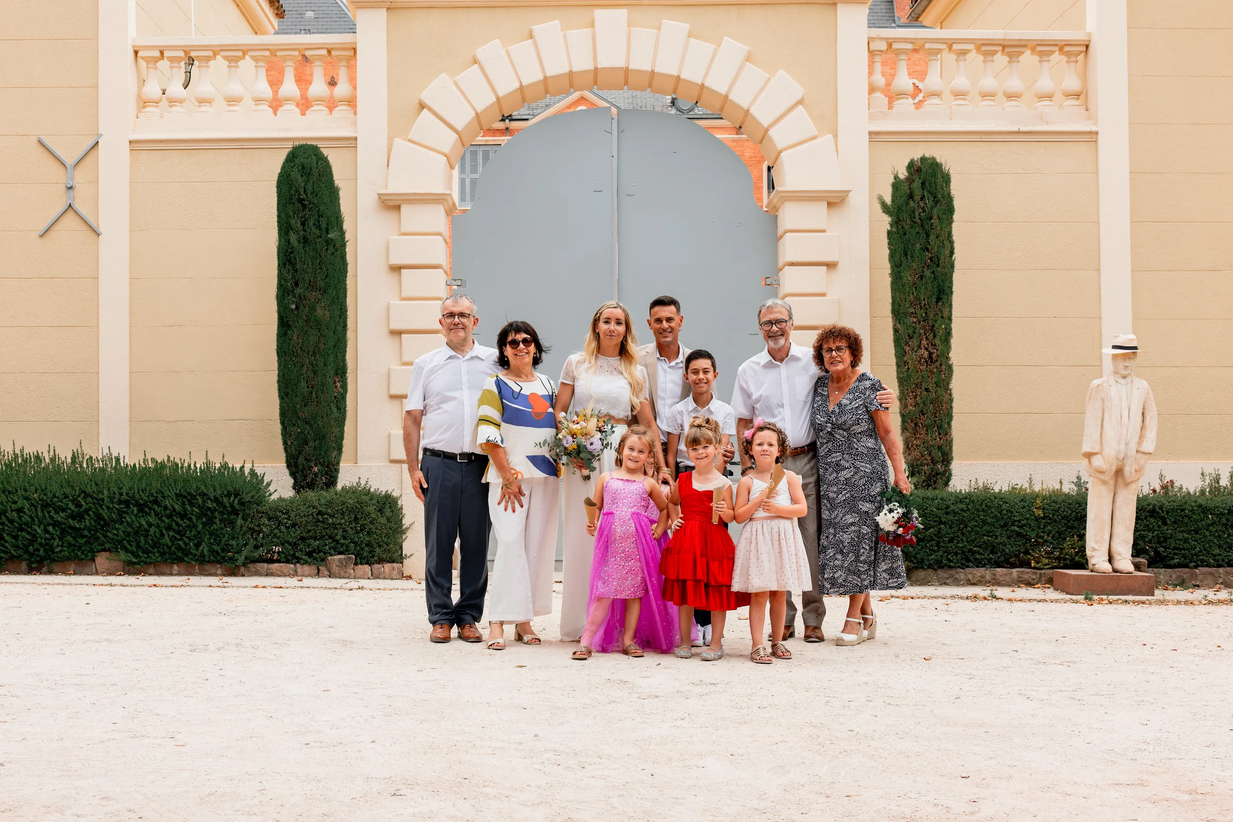Mariés entourés de leur famille dans la cour du château de Solliès-Pont
