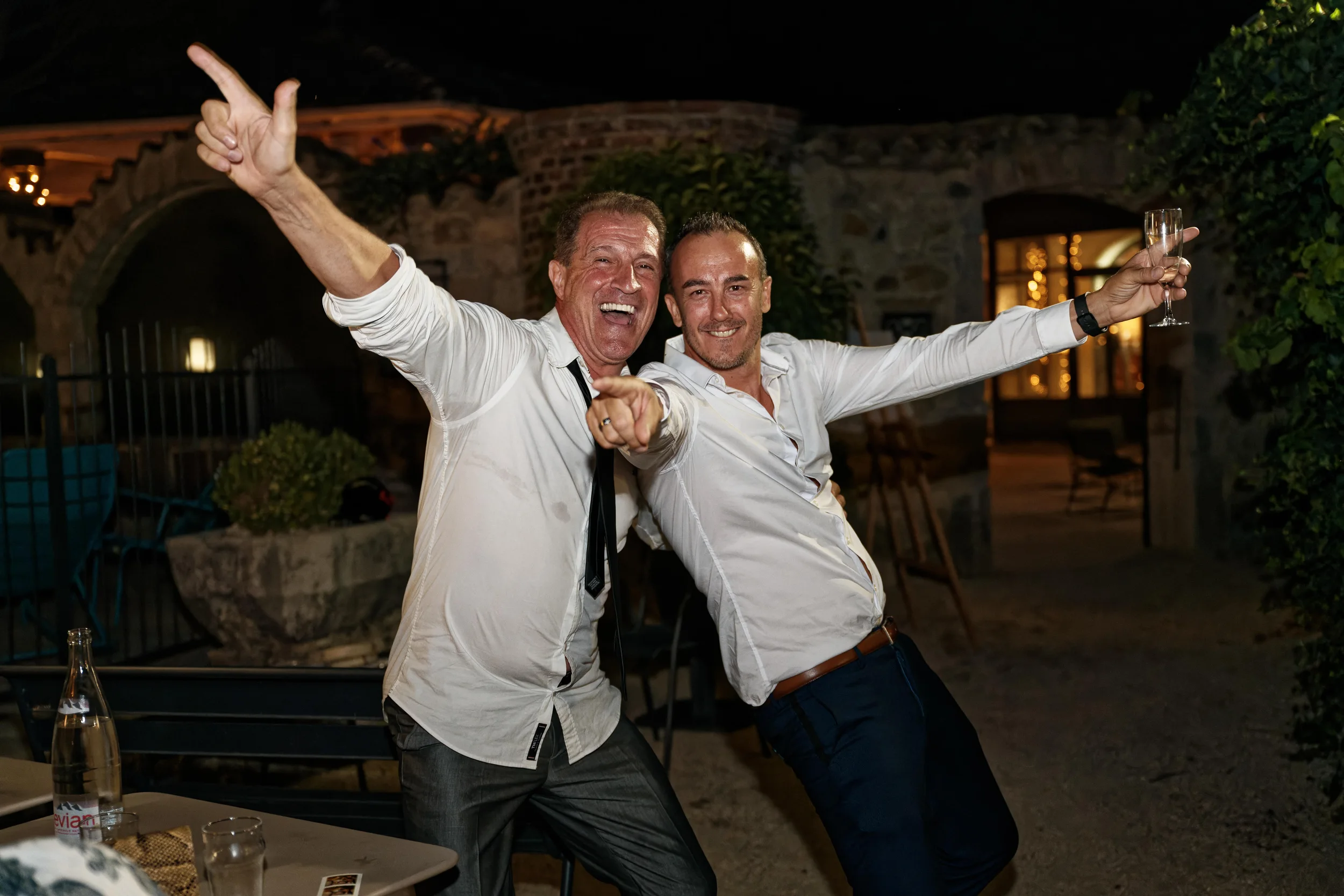 Invités joyeux pendant une soirée de mariage en terrasse