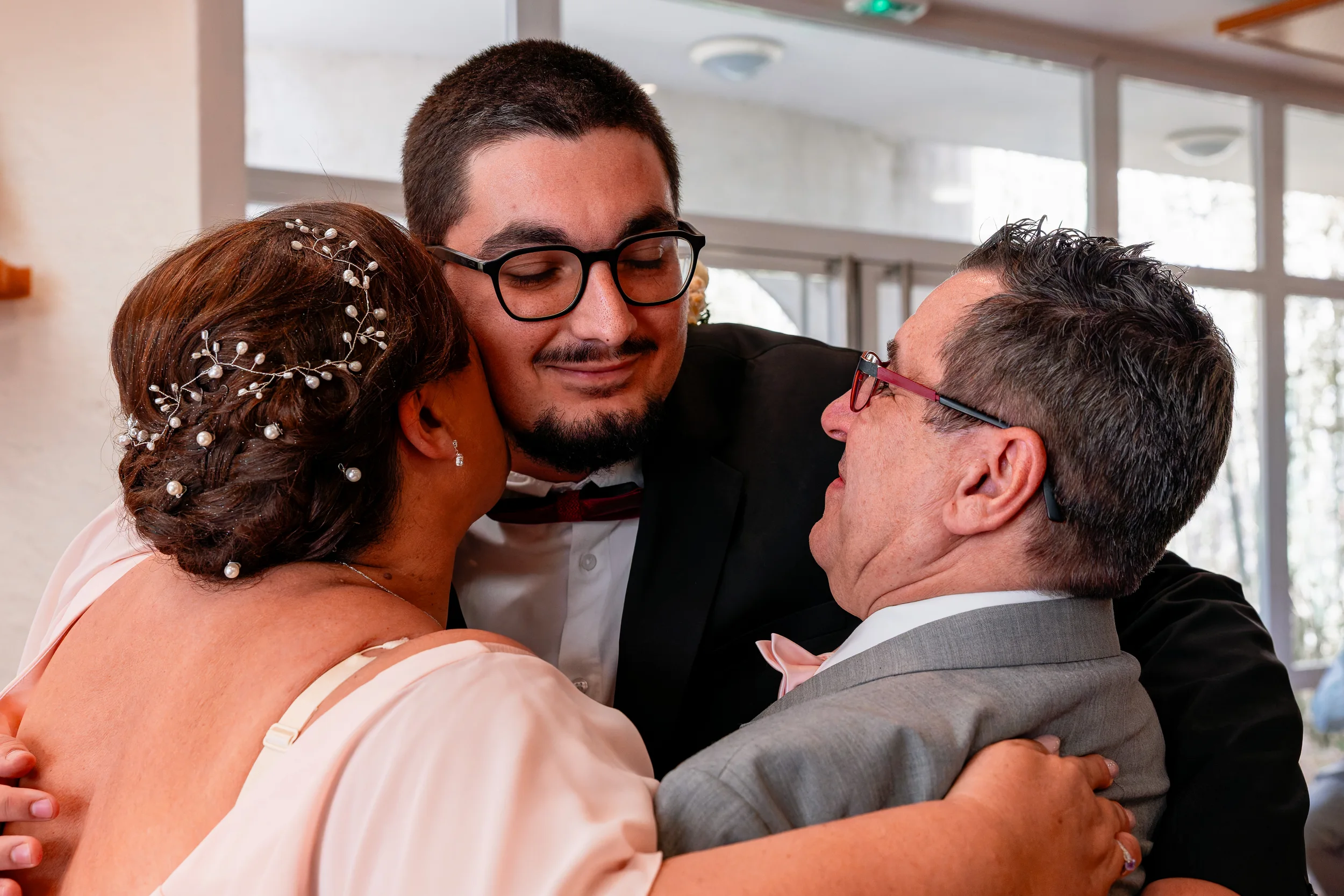Marié embrassé par ses parents pendant un mariage civil à La Farlède