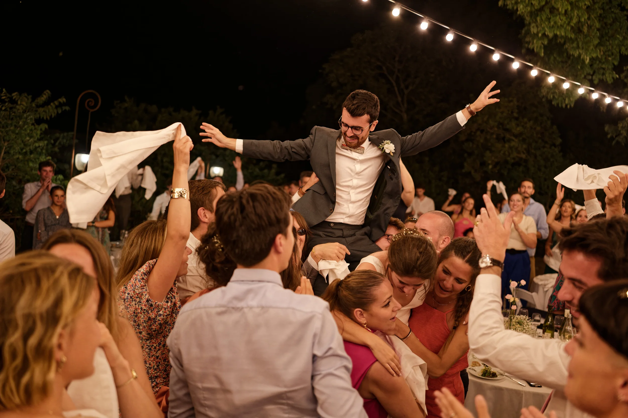 Marié porté par ses proches pendant la soirée de mariage