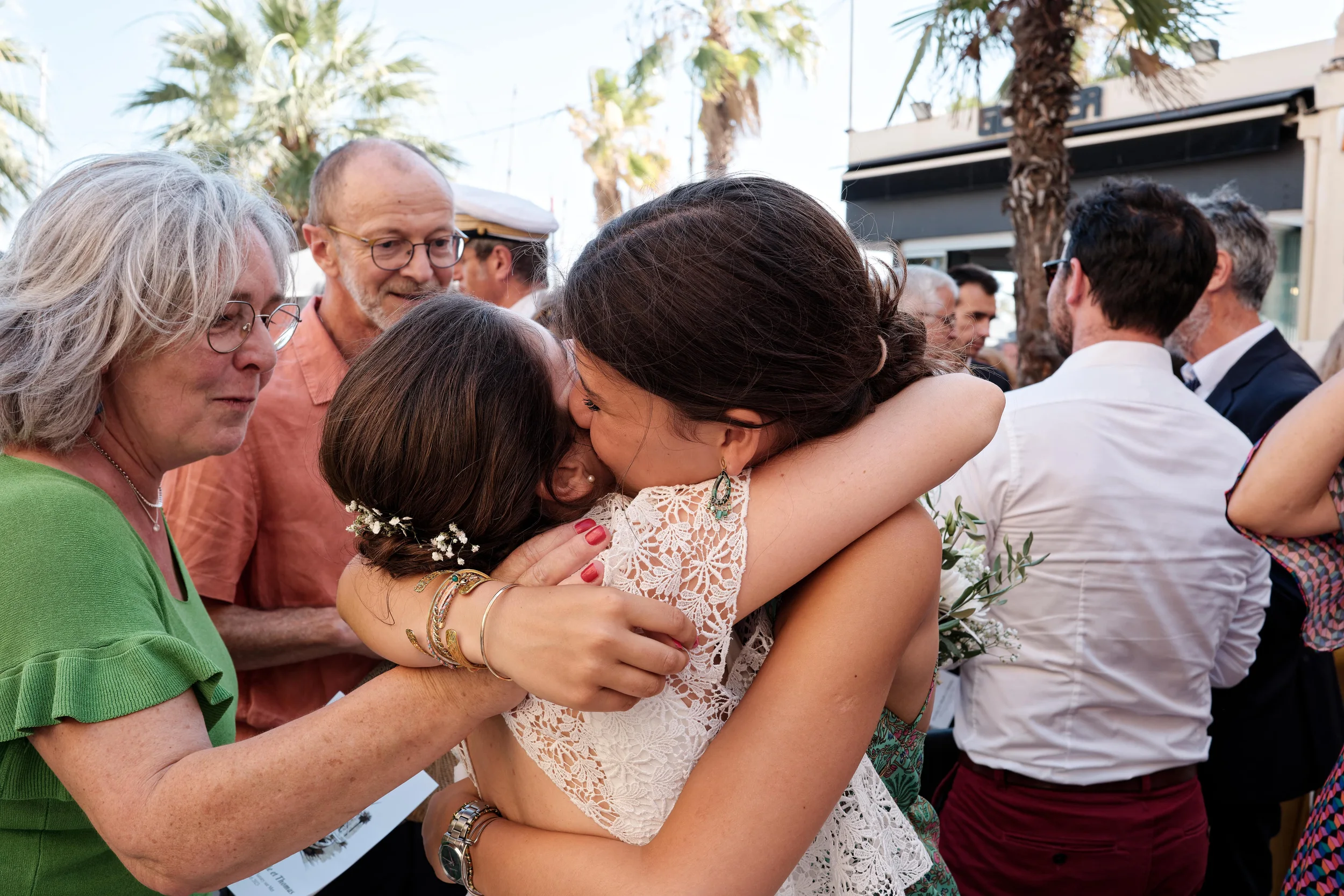 Mariée enlacée avec une invitée pendant le cocktail