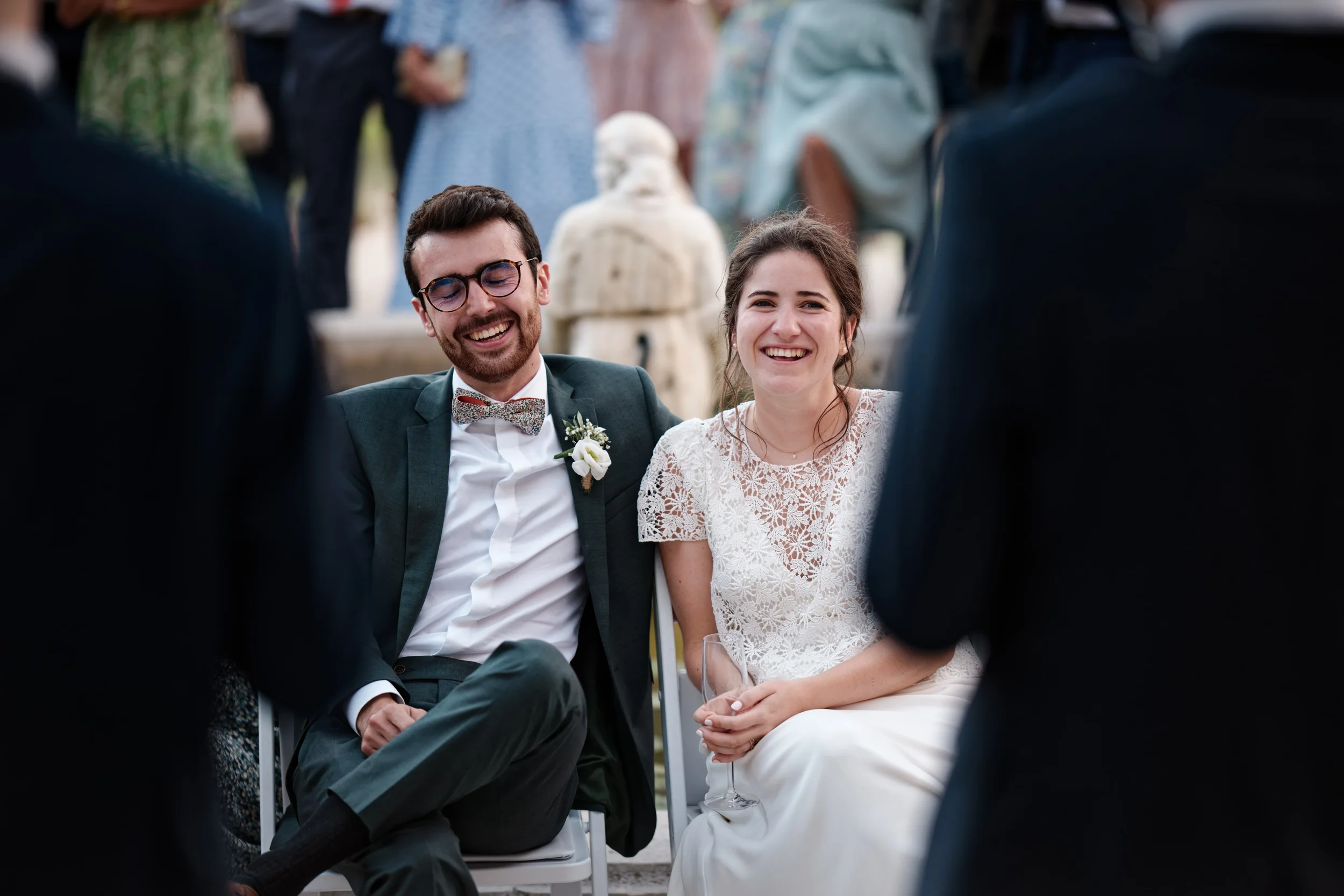Mariés qui rient pendant une cérémonie de mariage dans le Var