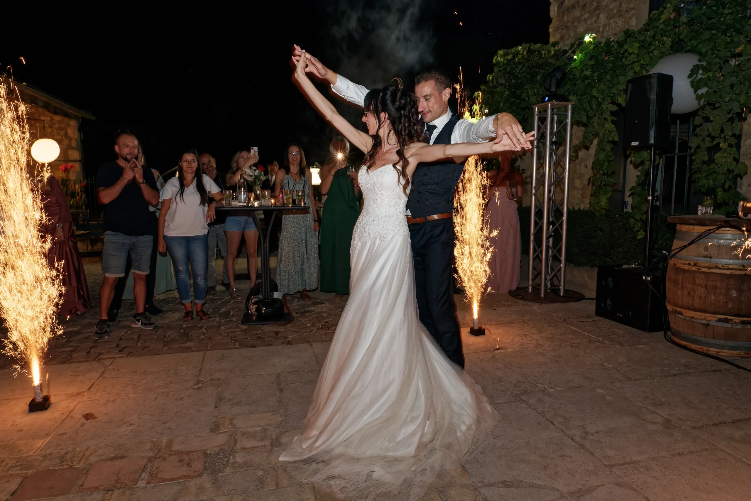 Ouverture de bal entourée de feux froids