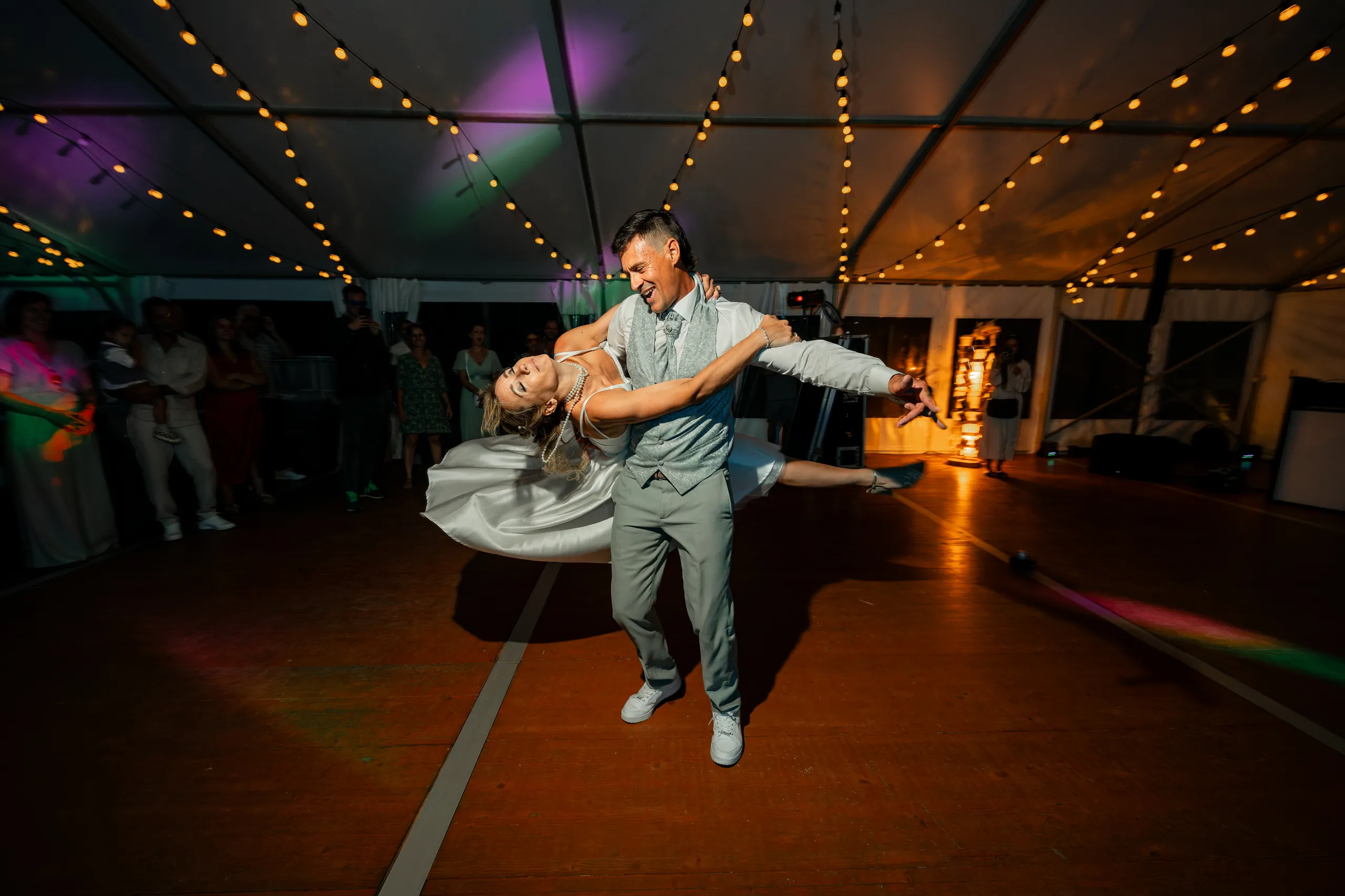 Ouverture de bal avec une portée des mariés