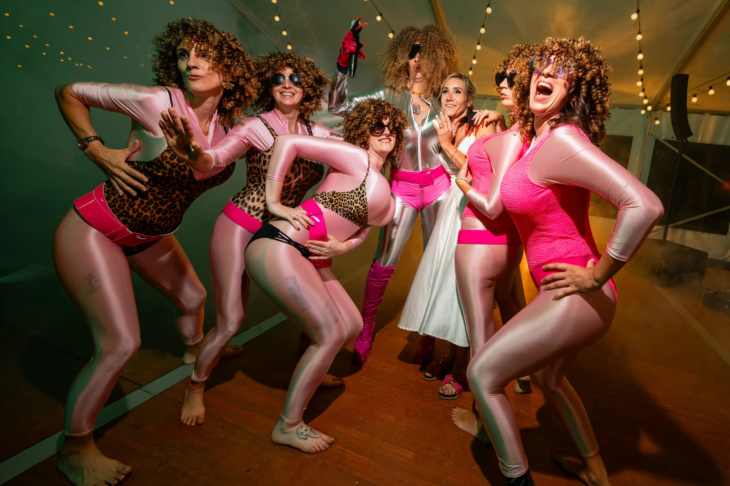 Invités déguisés sur le dancefloor pendant la soirée