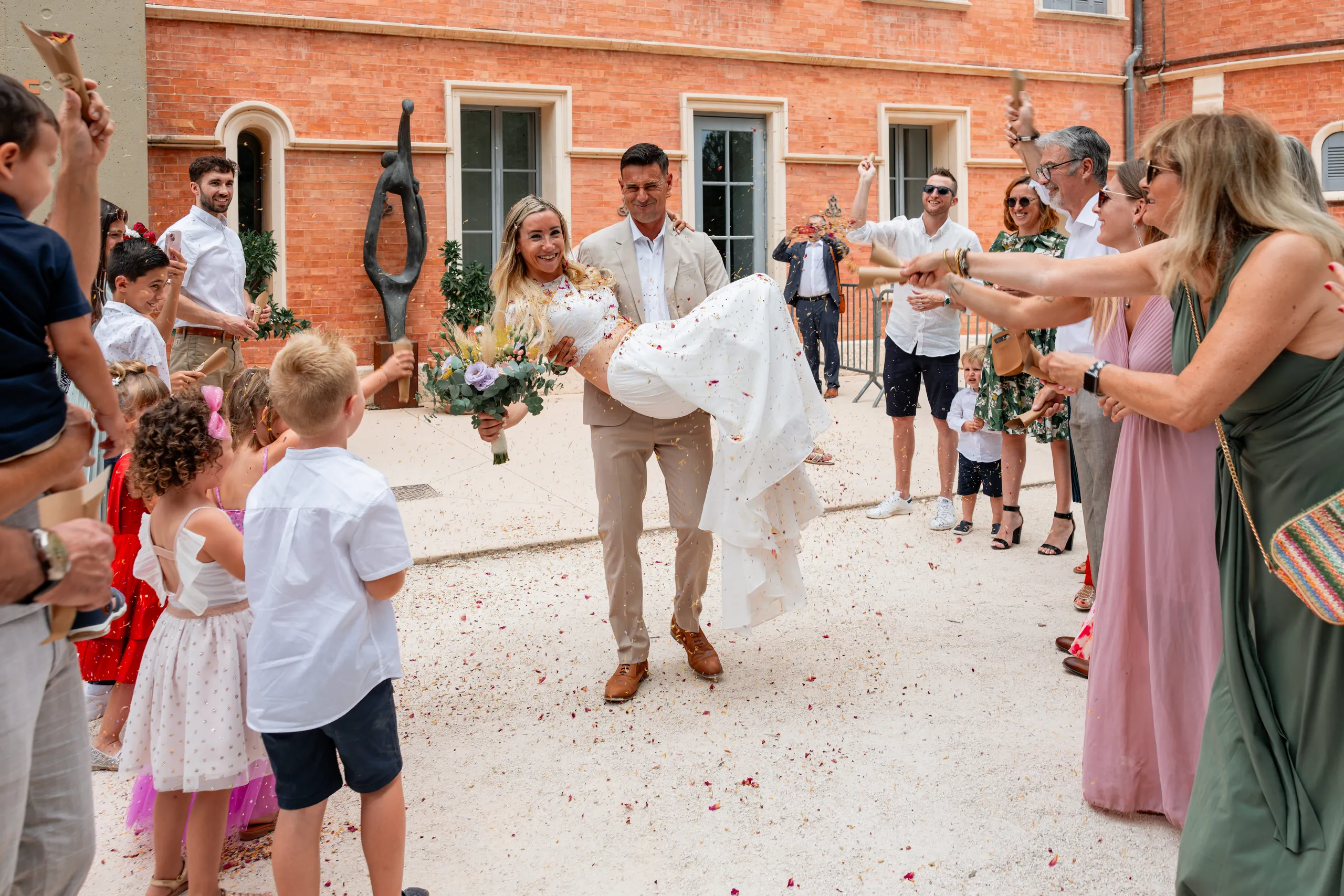Sortie de cérémonie des mariés sous une pluie de confettis