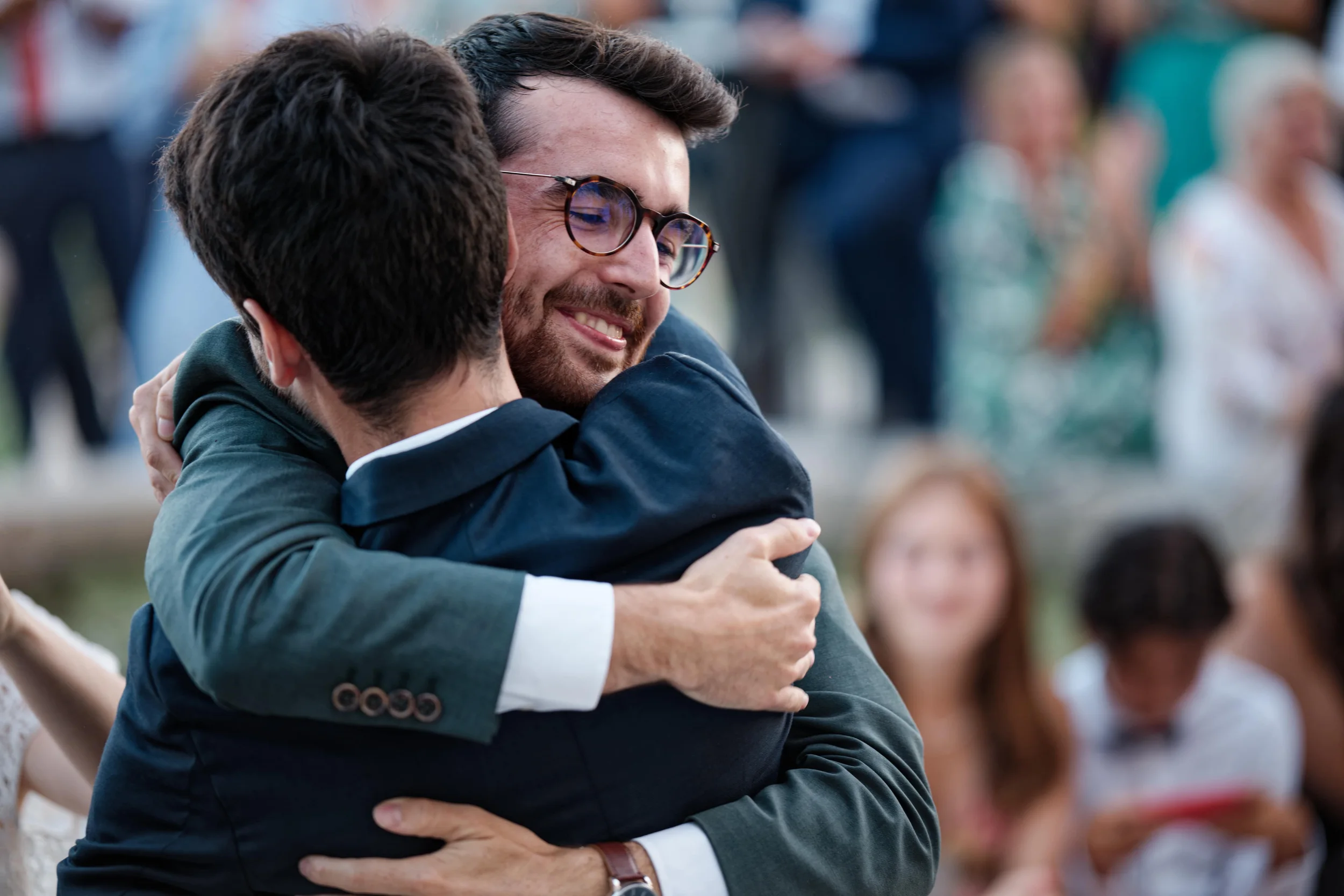 Étreinte entre proches pendant une cérémonie de mariage