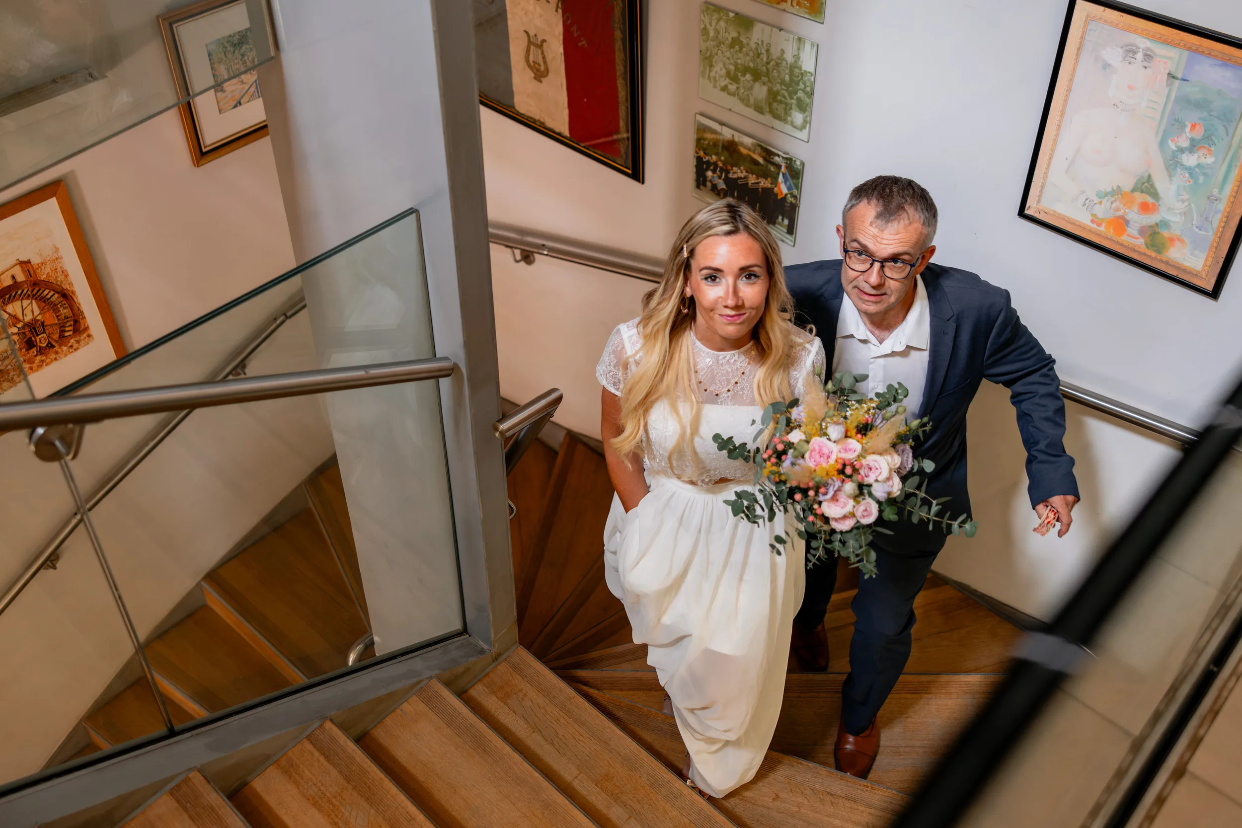 Mariée montant les escaliers de la mairie de Solliès-Pont avec son bouquet