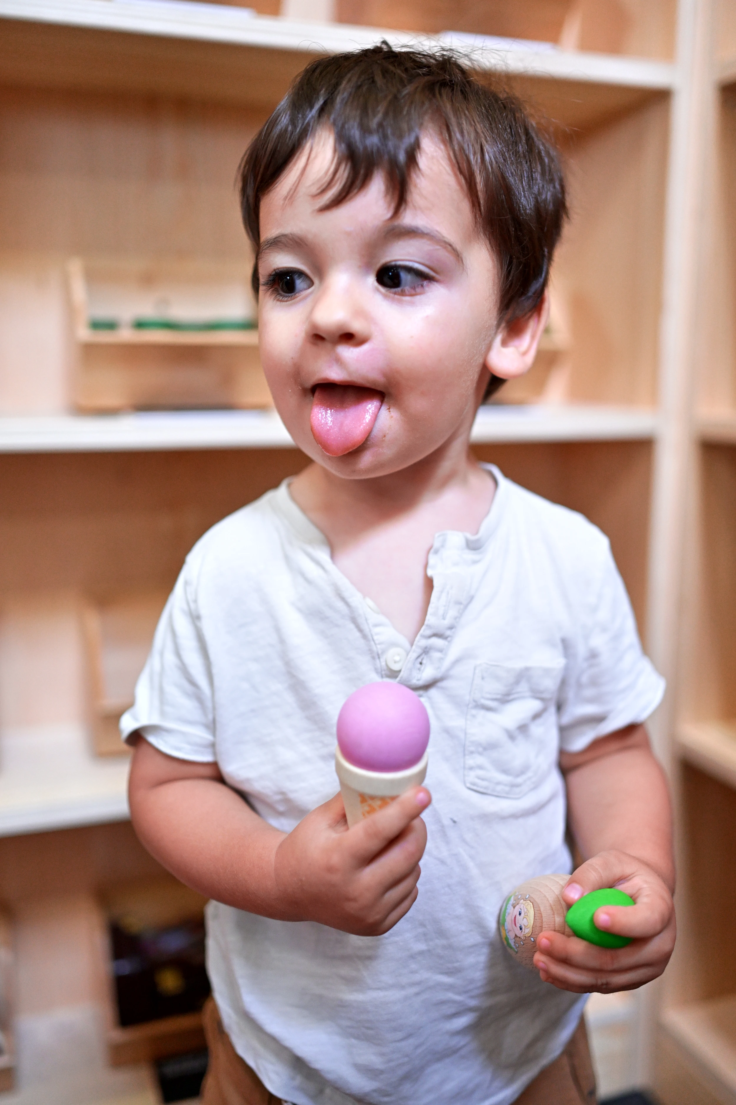 Portrait d’un enfant jouant à goûter une glace rose à Palomano Toulon