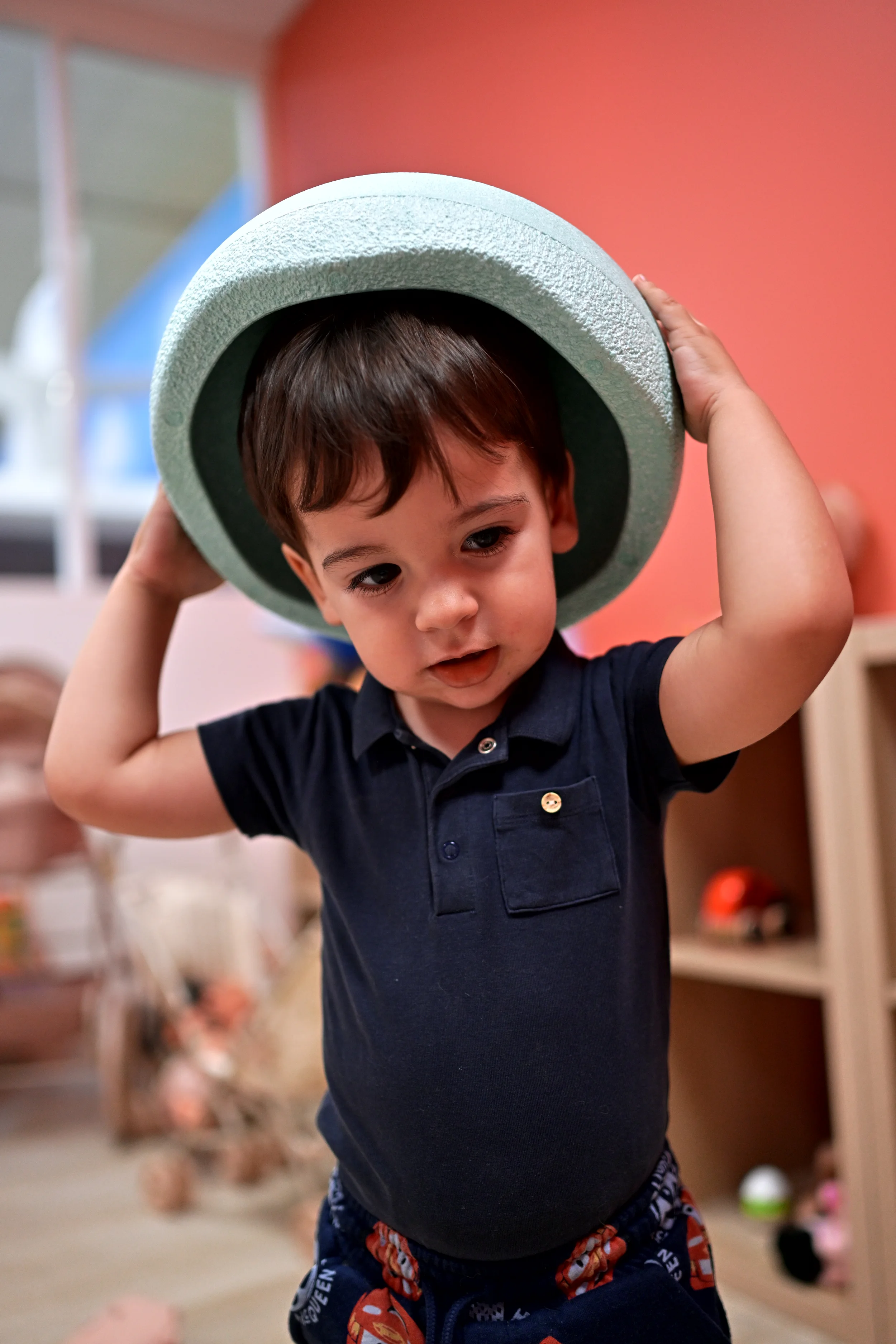 Portrait d’un enfant jouant avec une forme ronde souple à Palomano Toulon