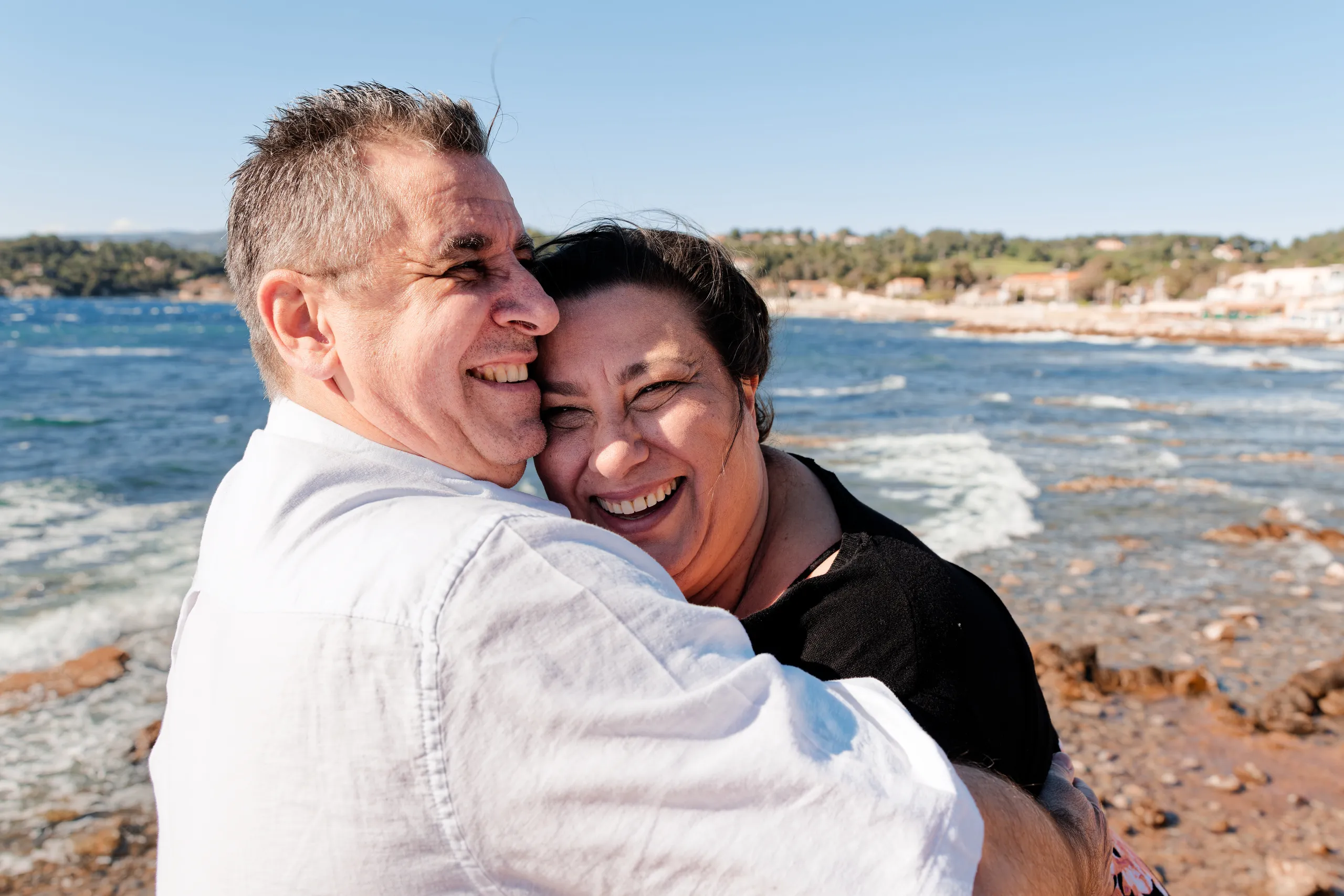 Couple complice au bord de mer pendant une séance photo