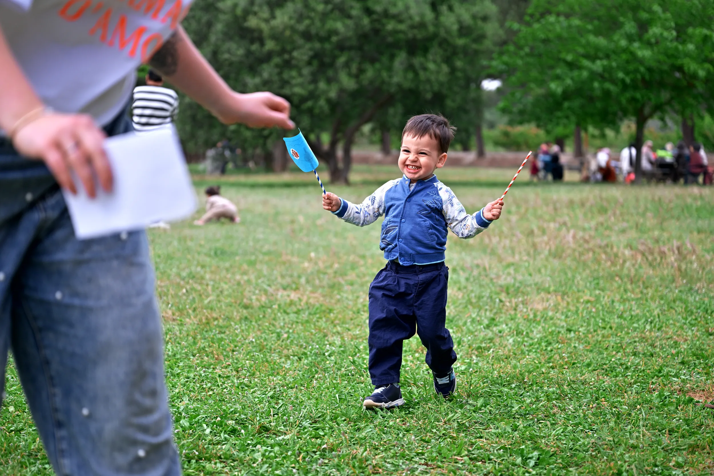 Enfant qui court avec des accessoires de jeu au parc de La Londe