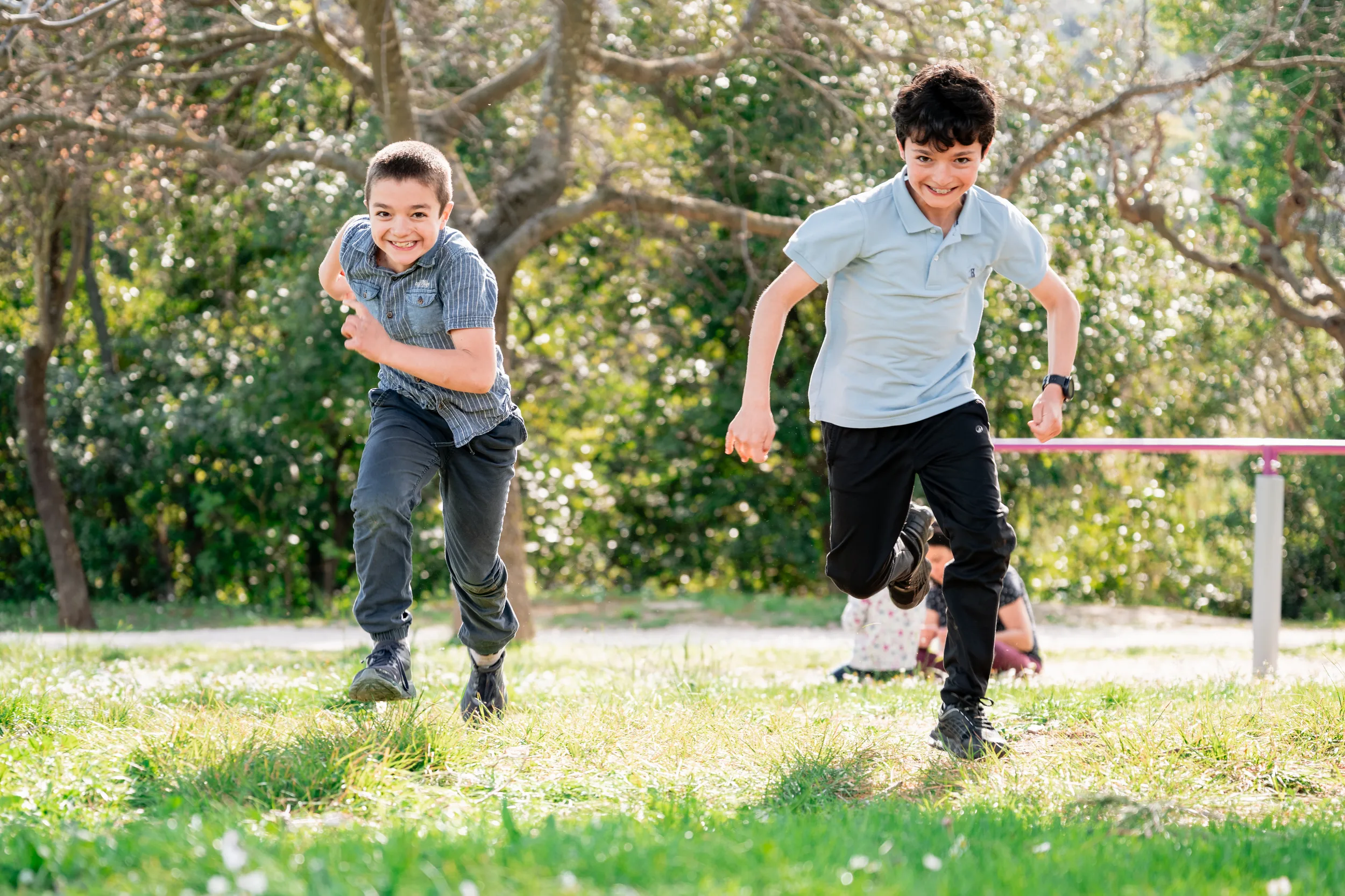 Enfants qui courent pendant une séance famille au parc de Solliès-Pont
