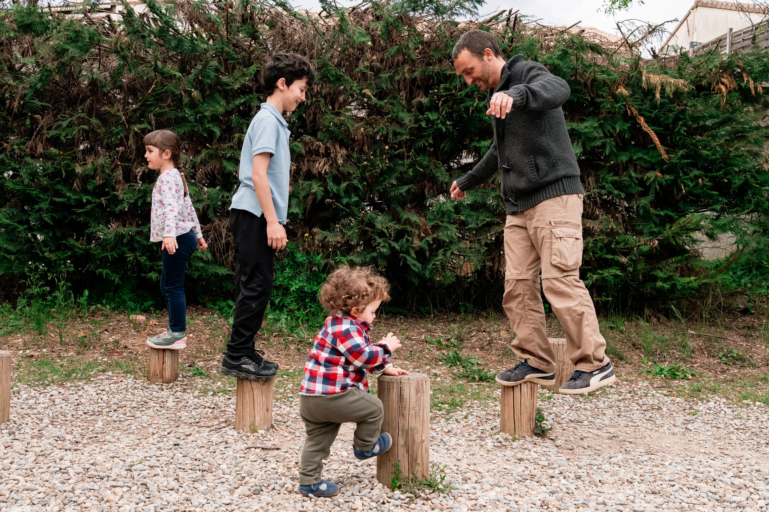 Famille en jeu d’équilibre pendant une séance de groupe au parc de Solliès-Pont