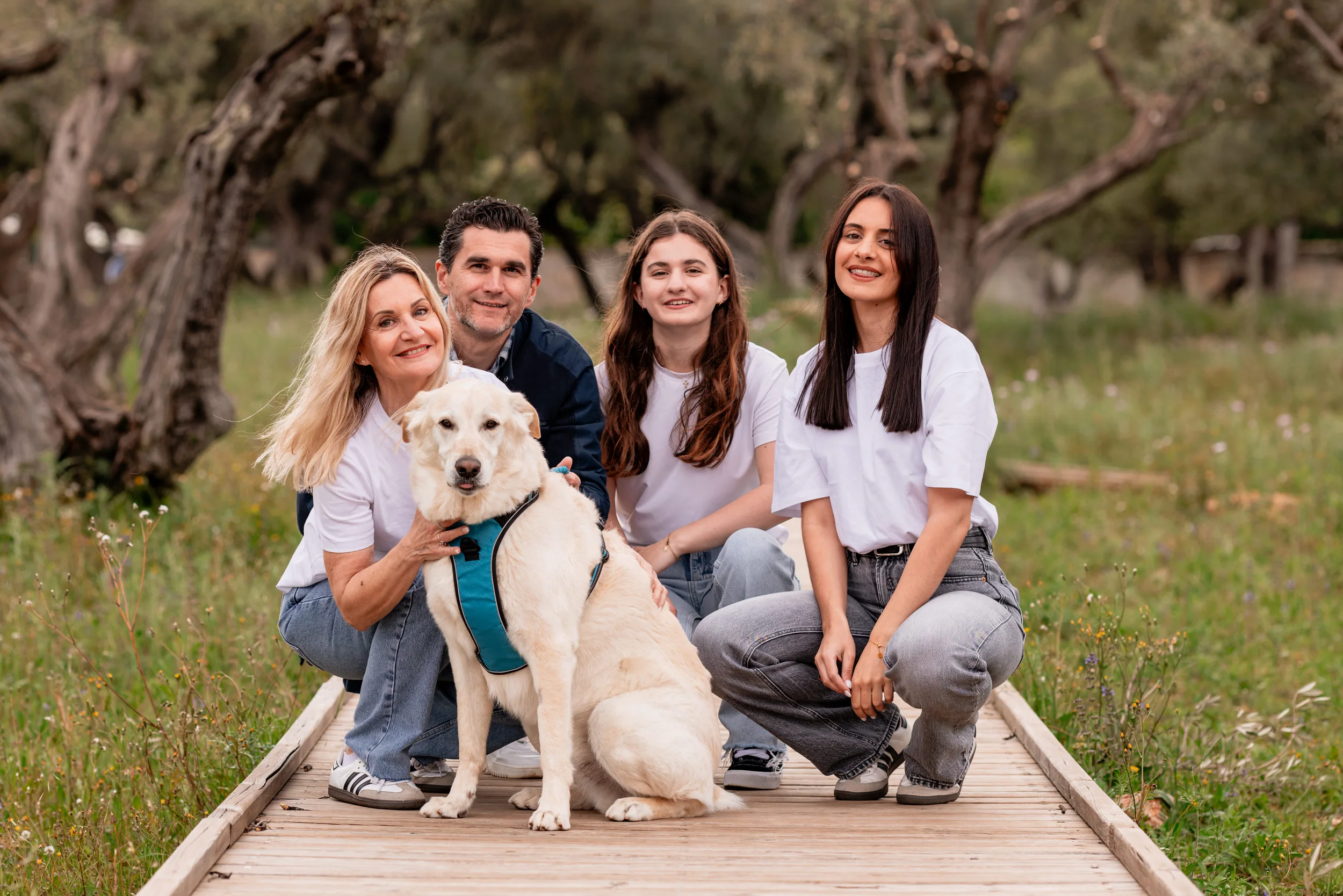 Portrait d'une famille réunie dans une oliveraie à La Farlède