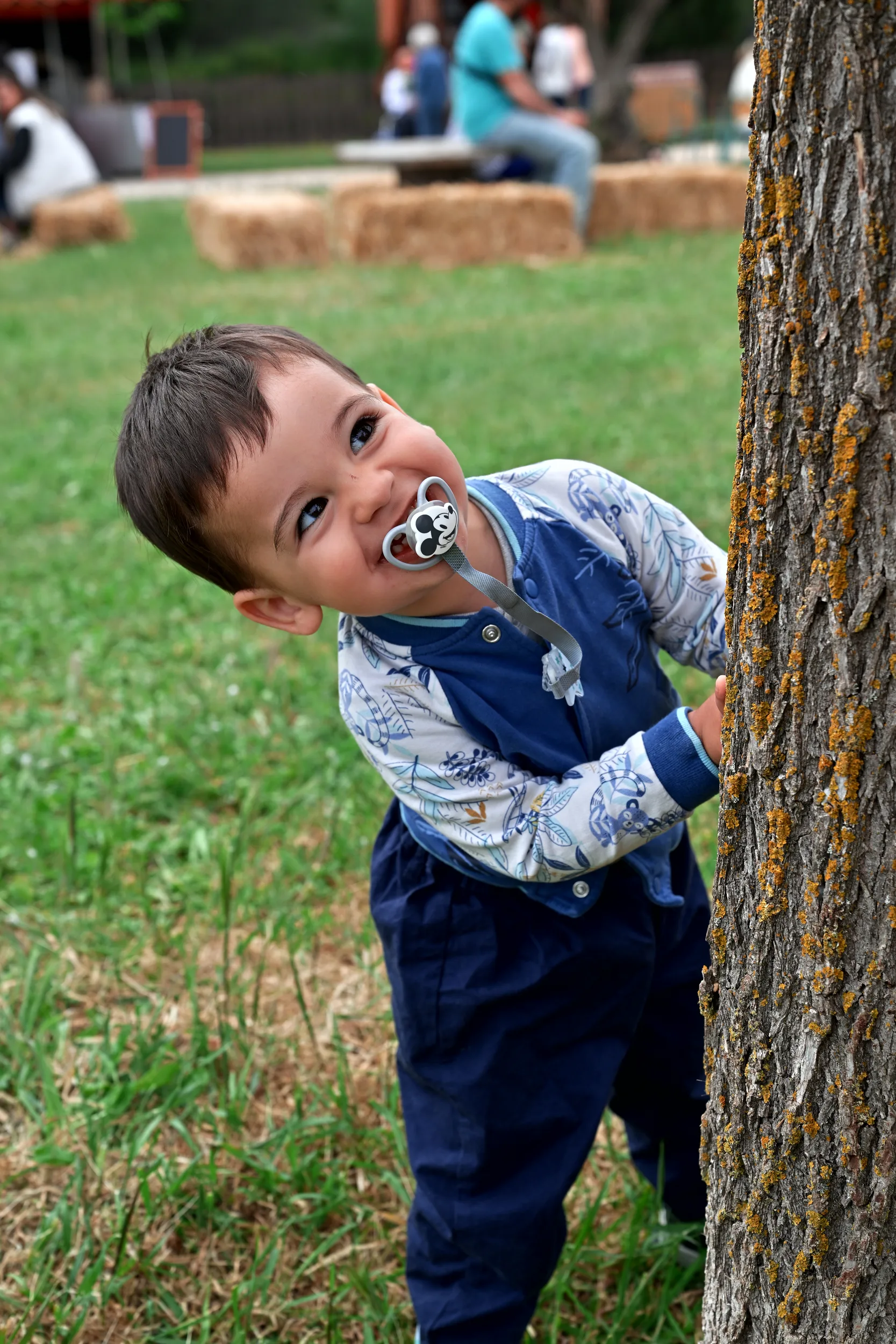 Portrait d’enfant souriant près d’un arbre au parc de La Londe